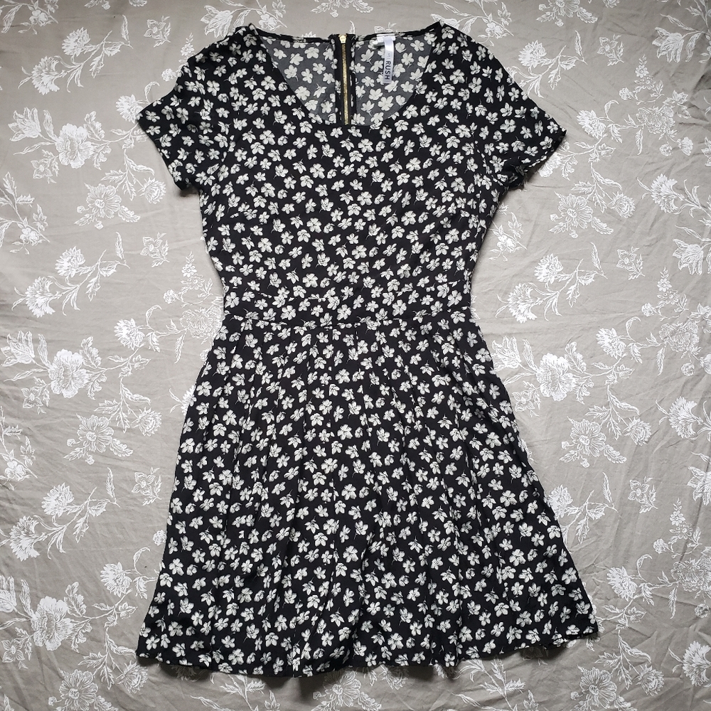 Black/White Floral Zip-Up Dress With Side Pockets Size Small